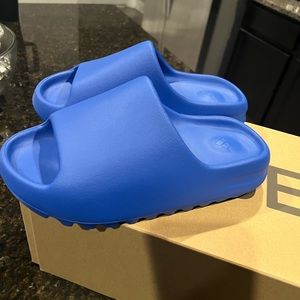 Yeezy Slides /7 in men/Azure